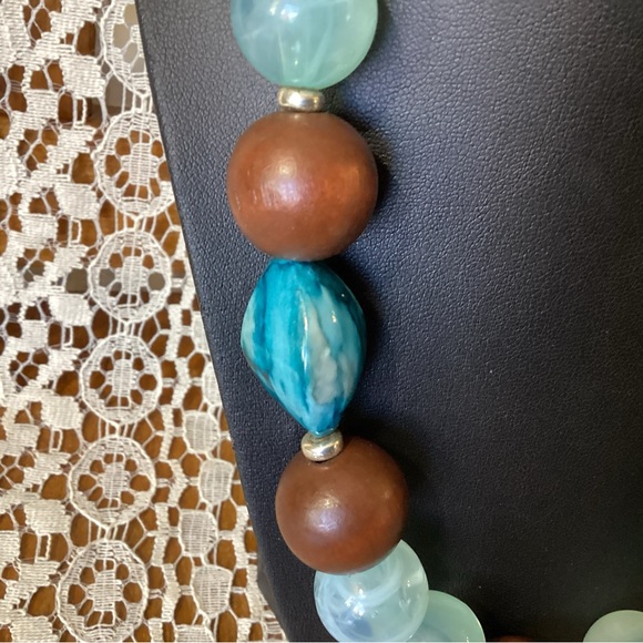 FABULOUS BEADED NECKLACE - Picture 2 of 3